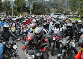 moteros motociclistas motos colombia autoridades policia infraccion parte multa peligro irrespeto sancion andenes ley normativa