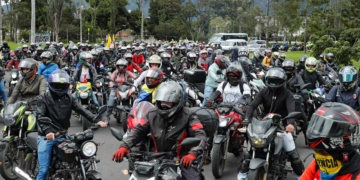 moteros motociclistas motos colombia autoridades policia infraccion parte multa peligro irrespeto sancion andenes ley normativa