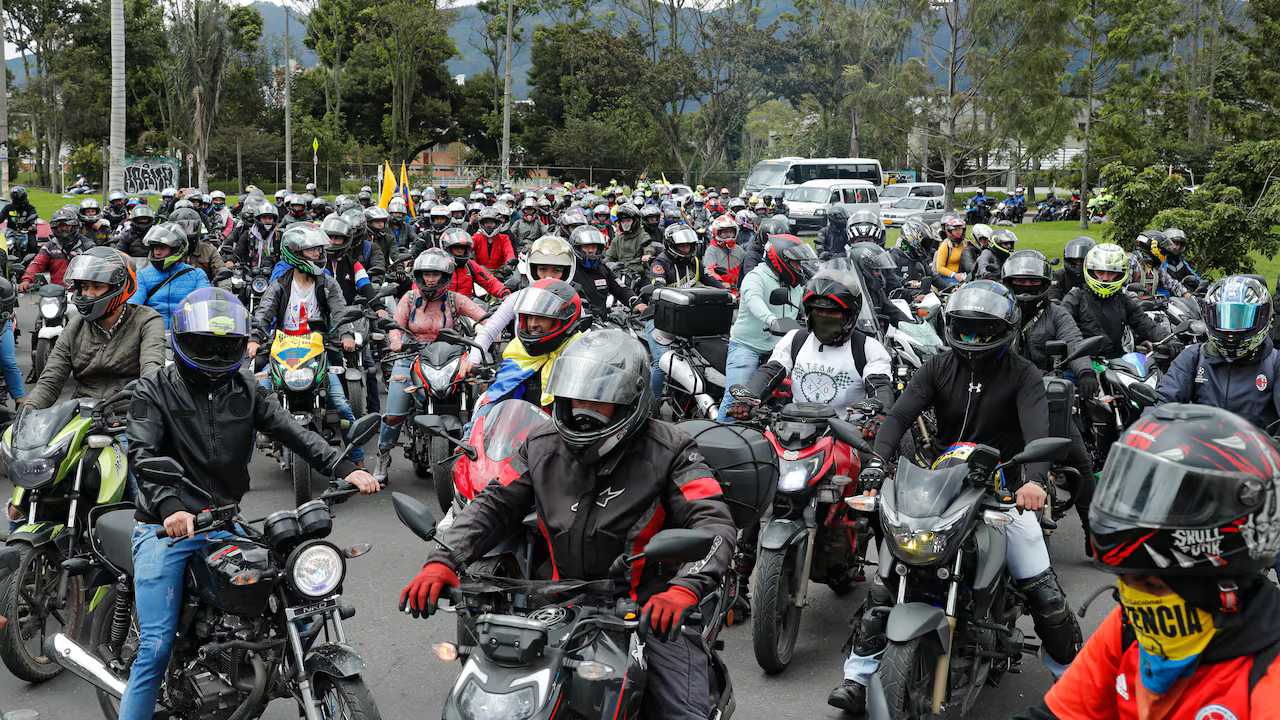 moteros motociclistas motos colombia autoridades policia infraccion parte multa peligro irrespeto sancion andenes ley normativa