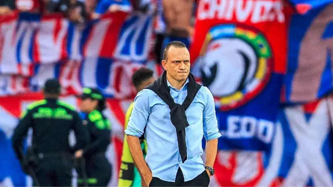 alejandro restrepo deportivo independiente medellin dim director tecnico entrenadot dt medidas disciplinarias drasticas deportivas jugadores separados jaime alvarado luis chino sandoval preparador fisico atanasio girardot liga betplay dimayor futbol profesional colombiano fpc refuerzos incorporaciones mercado fichajes contratados contrataciones septima estrella campeon campeones