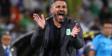 javier gandolfi atletico nacional hinchada hinchas atanasio girardor silbitos adwin cardona liga betplay copa libertadores penales sao paulo envigado futbol profesional colombiano fpc dimayor colombia polemica controversia fuera dt tecnico entrenador fermani arango botero