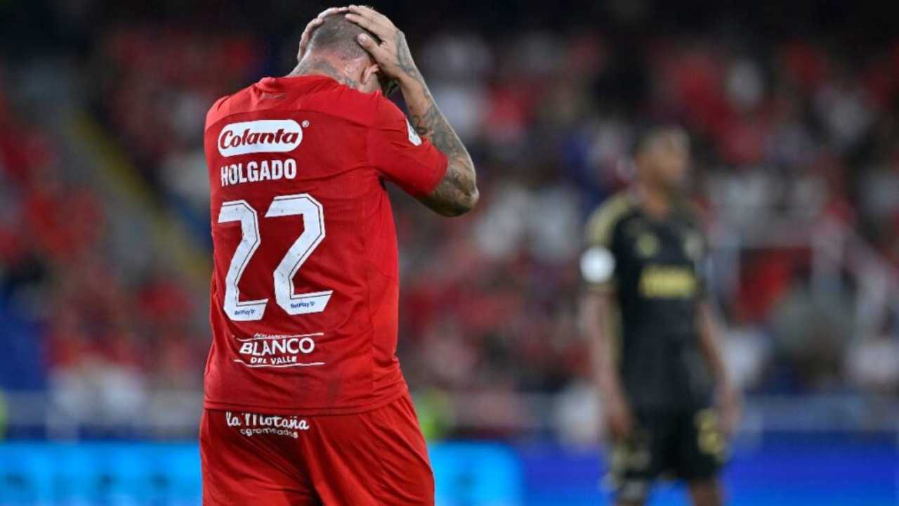 rodrigo holgado america cali falsificacion documentos sancion suspencion fifa multa plazo periodo malasia eliminatorias asia mundial liga betplay dimayor futbol profesional colombiano fpc colombia fichajes refuerzos contrataciones contratados delantero david gonzalez tulio marcela gomez