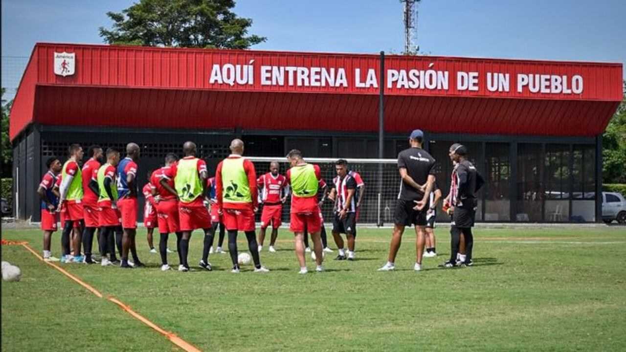 america cali especulaciones dineros extranjeros foraneos capital privado fondos venta equipo familia gomez tulio marcela duenos directivos dirigentes empresarios sedes deportiva cascajal pascual guerrero cali liga betplay dimayor futbol profesional colombiano fpc fichajes refuerzos plantilla profesional contratados incorporaciones david gonzalez hinchada crisis eliminados