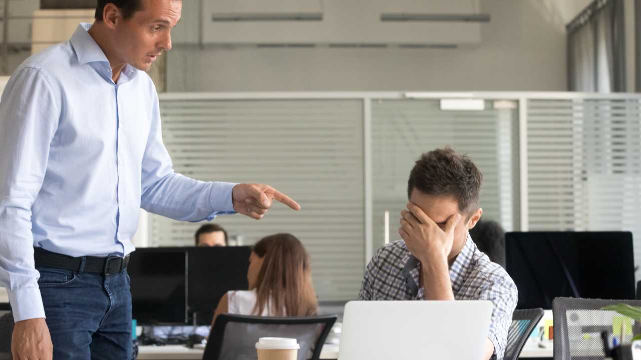 ley 2466 de 2025 despidos trabajadores depresion ansiedad reforma laboral jefes oficinas operarios fabricas empresas mintesrior trabajo colombia gobierno presidencia salud mental vulnerabilidad acciones legales companeros discriminacion corte constitucional psicologia derechos humanos codigo familia