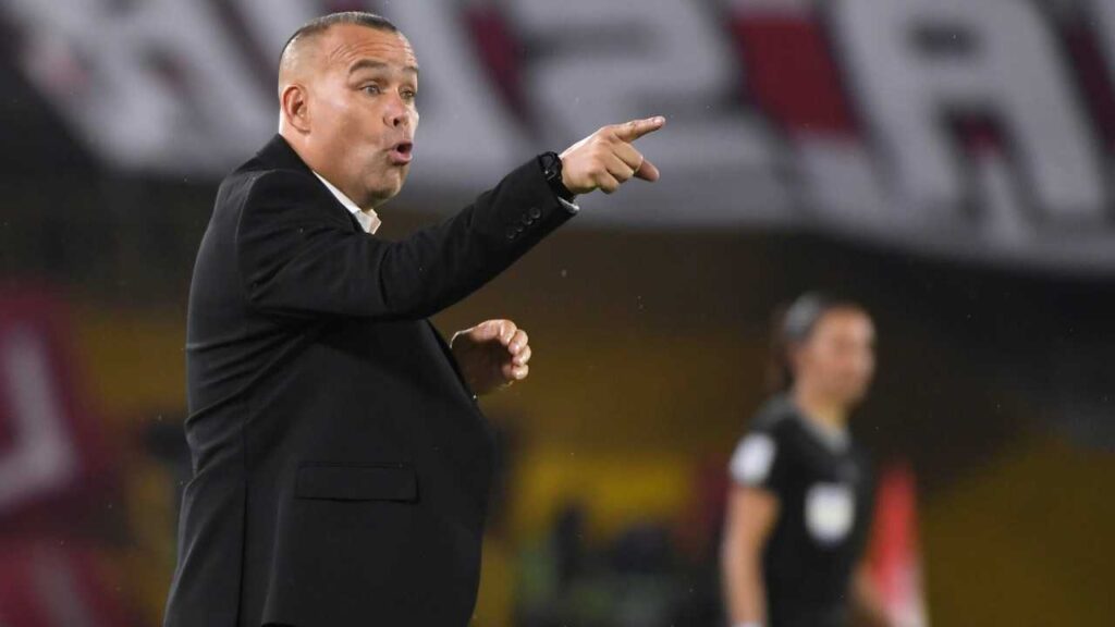 independiente santa fe rafael dudamel director tecnico dt entrenador nuevo presidente eduardo mendez dueno equipo maximo accionista dirigentes dirigencia reemplazo francico pacho lopez jorge bava uruguayo liga betplay dimayor futbol profesional colombiano fpc mercado fichajes incorporaciones refuerzos contrataciones eliminado campeon 2025 cuadrangulares los 8 deportivo pereira pagos crisis