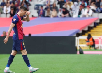 robert lewandowski futbol club barcelona fc mercado fichajes invierno verano joan laporta deco delanteros reemplazo fin contrato renovacion hansi flick lamine yamal julian alvarez erling haaland etta eyong incorporaciones contrataciones plamtilla jugadores liga espanola
