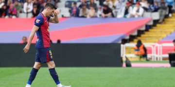robert lewandowski futbol club barcelona fc mercado fichajes invierno verano joan laporta deco delanteros reemplazo fin contrato renovacion hansi flick lamine yamal julian alvarez erling haaland etta eyong incorporaciones contrataciones plamtilla jugadores liga espanola