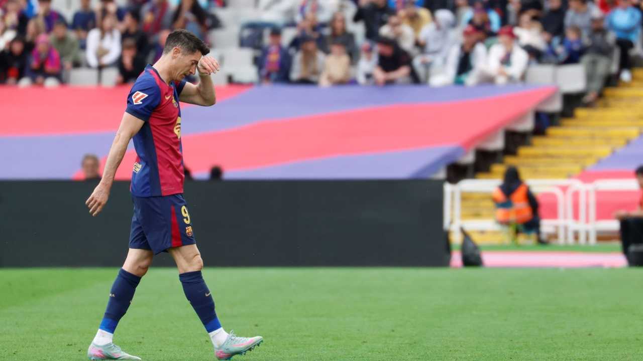 robert lewandowski futbol club barcelona fc mercado fichajes invierno verano joan laporta deco delanteros reemplazo fin contrato renovacion hansi flick lamine yamal julian alvarez erling haaland etta eyong incorporaciones contrataciones plamtilla jugadores liga espanola