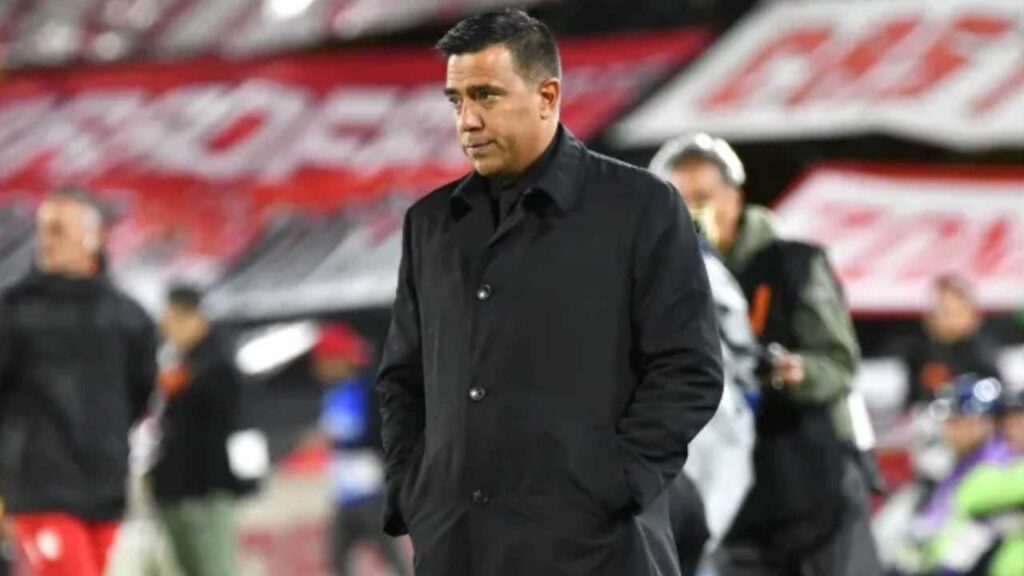 independiente santa fe cesar farias nuevo director tecnico dt entrenador eduardo mendez presidente dirigencia dirigente maximo accionista busqueda tecnicos colombiano venezolanos uruguayo argentina salida jorge bava campeon expreso rojo copa libertadores pablo repetto peirano rafael dudamel liga betplay dimayor futbol profesional colombiano fpc junior america hinchada campin bogota
