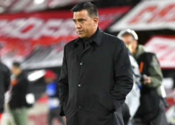 independiente santa fe cesar farias nuevo director tecnico dt entrenador eduardo mendez presidente dirigencia dirigente maximo accionista busqueda tecnicos colombiano venezolanos uruguayo argentina salida jorge bava campeon expreso rojo copa libertadores pablo repetto peirano rafael dudamel liga betplay dimayor futbol profesional colombiano fpc junior america hinchada campin bogota