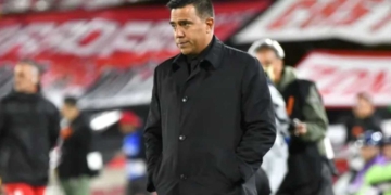 independiente santa fe cesar farias nuevo director tecnico dt entrenador eduardo mendez presidente dirigencia dirigente maximo accionista busqueda tecnicos colombiano venezolanos uruguayo argentina salida jorge bava campeon expreso rojo copa libertadores pablo repetto peirano rafael dudamel liga betplay dimayor futbol profesional colombiano fpc junior america hinchada campin bogota
