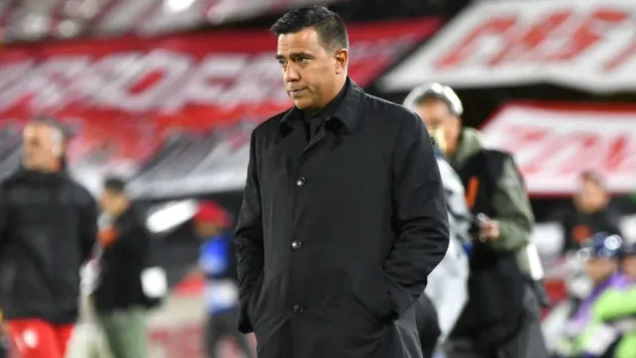 independiente santa fe cesar farias nuevo director tecnico dt entrenador eduardo mendez presidente dirigencia dirigente maximo accionista busqueda tecnicos colombiano venezolanos uruguayo argentina salida jorge bava campeon expreso rojo copa libertadores pablo repetto peirano rafael dudamel liga betplay dimayor futbol profesional colombiano fpc junior america hinchada campin bogota