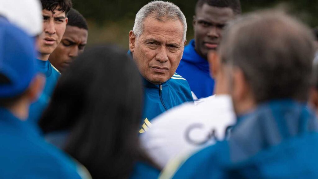 mercado fichajes refuerzos millonarios pedidos director tecnico hernan torres volante chileno rodrigo urena universitario lima peru contrataciones contratados pasado america tolima incorporaciones junta directiva enrique camacho gustavo serpa futbol profesional colombiano fpc liga betplay dimayor colombia