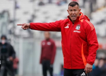 independiente santa fe cesar farias nuevo director tecnico dt entrenador eduardo mendez presidente dirigencia dirigente maximo accionista busqueda tecnicos jorge almiron colombiano venezolanos uruguayo argentina salida jorge bava campeon expreso rojo copa libertadores pablo repetto peirano rafael dudamel liga betplay dimayor futbol profesional colombiano fpc junior america hinchada campin bogota