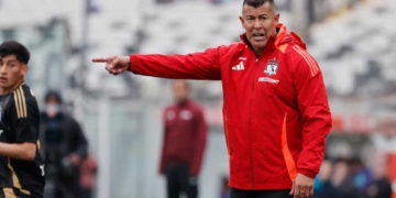 independiente santa fe cesar farias nuevo director tecnico dt entrenador eduardo mendez presidente dirigencia dirigente maximo accionista busqueda tecnicos jorge almiron colombiano venezolanos uruguayo argentina salida jorge bava campeon expreso rojo copa libertadores pablo repetto peirano rafael dudamel liga betplay dimayor futbol profesional colombiano fpc junior america hinchada campin bogota