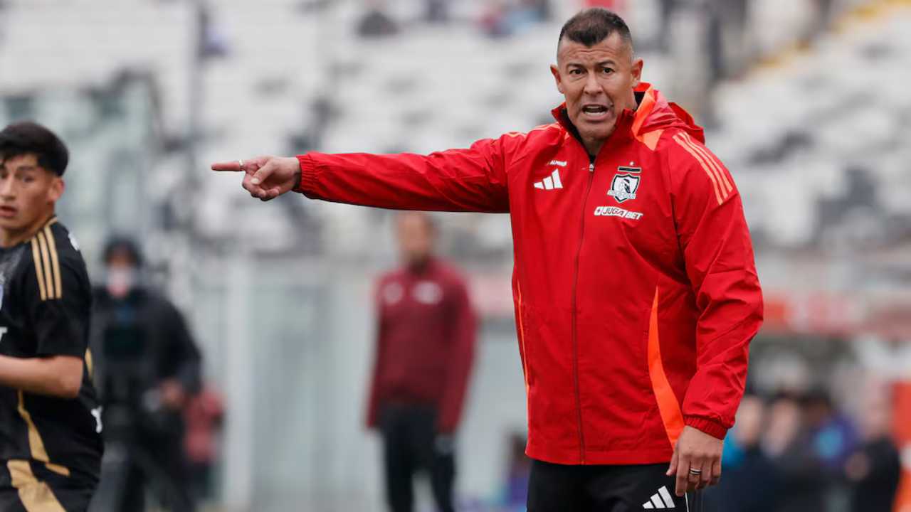 independiente santa fe cesar farias nuevo director tecnico dt entrenador eduardo mendez presidente dirigencia dirigente maximo accionista busqueda tecnicos jorge almiron colombiano venezolanos uruguayo argentina salida jorge bava campeon expreso rojo copa libertadores pablo repetto peirano rafael dudamel liga betplay dimayor futbol profesional colombiano fpc junior america hinchada campin bogota