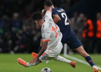 luis diaz bayern munich expulsion champions league patada hakimi liga campeones lesion paris saint germain psg parque principes fase liga uefa castiga fechas sancion kompany bundesliga roja