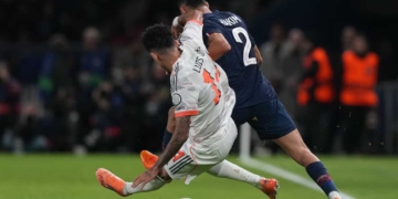 luis diaz bayern munich expulsion champions league patada hakimi liga campeones lesion paris saint germain psg parque principes fase liga uefa castiga fechas sancion kompany bundesliga roja