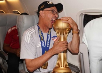 alfredo arias campeon junior barranquilla director tecnico uruguayo dt entrenador adiestrador futbol profesional colombiano fpc liga betplay dimayor final deportes tolima ibague independiente medellin dim deportivo cali santafe bogota familia char fuad refuerzos jugadores fichajes plantilla hinchas hinchada