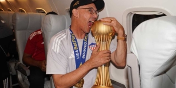 alfredo arias campeon junior barranquilla director tecnico uruguayo dt entrenador adiestrador futbol profesional colombiano fpc liga betplay dimayor final deportes tolima ibague independiente medellin dim deportivo cali santafe bogota familia char fuad refuerzos jugadores fichajes plantilla hinchas hinchada