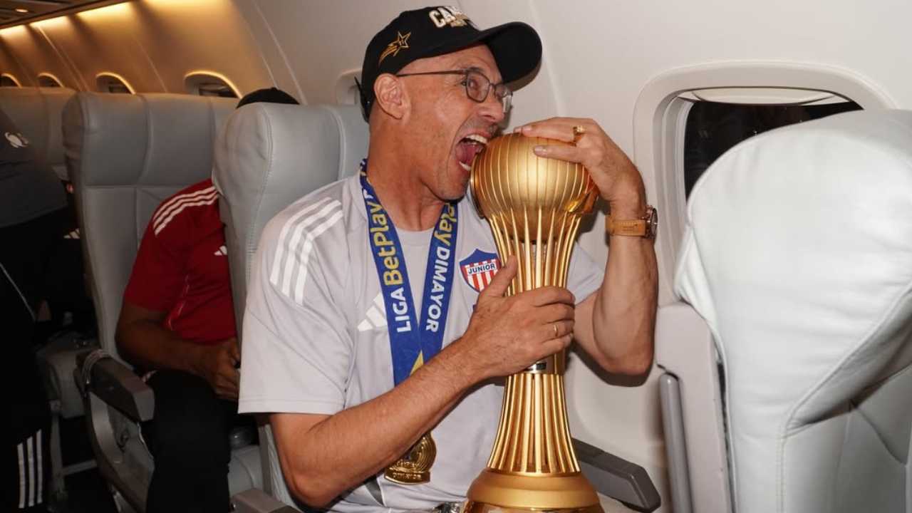 alfredo arias campeon junior barranquilla director tecnico uruguayo dt entrenador adiestrador futbol profesional colombiano fpc liga betplay dimayor final deportes tolima ibague independiente medellin dim deportivo cali santafe bogota familia char fuad refuerzos jugadores fichajes plantilla hinchas hinchada