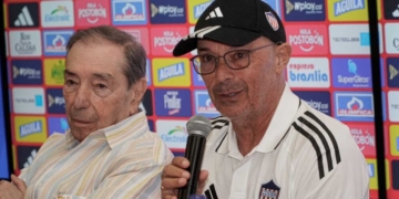 fuad char alfredo arias junior barranquilla director tecnico dt entrenador lo echaron se fue renuncia lo sacaron eliminado cuadrangulares liga betplay dimayor futbol profesional colombiano fpc conmebol libertadores colombia renovacion renovado contrato