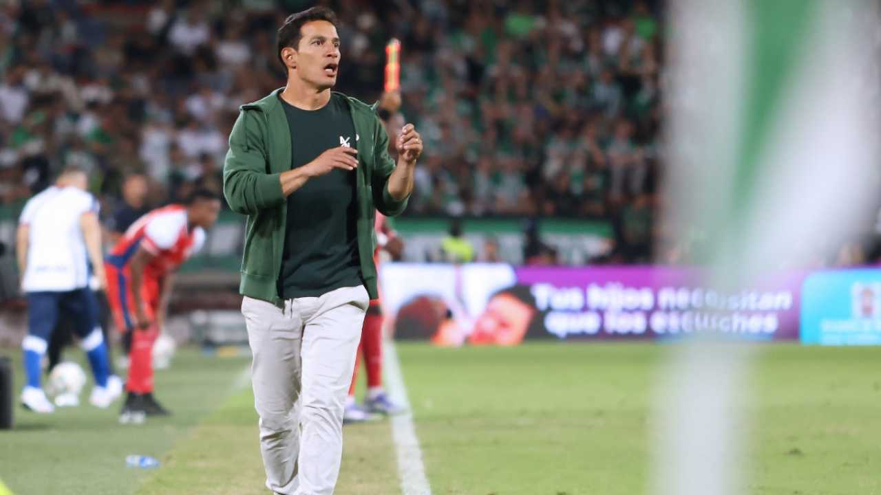atletioc nacional diego arias hincapie director tecnico dt estratega adiestrador respaldo directivos duenos equipo amximo accionista dirigentes molestia hinchada sebastian arango presidente gustavo fermani gerente hinchas redes sociales criticas proyecto proceso derrota millonarios eliminacion copa sudamerica conmebol atanasio girardot medellin liga betplay dimayor futbol profesional colombiano fpc