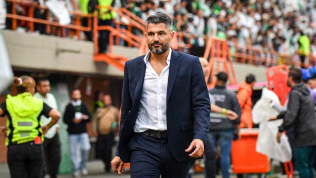 javier gandolfi nuevo director tecnico deportivo cali entrenador renuncio alberto gamero se fue echado junta directiva club nuevos duenos dirigentes tinoco lee yepes dudamel reinaldo rueda lucas pusineri martin palermo futbol profesional colombiano fpc liga betplay dimayor colombia fichajes