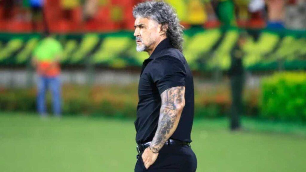 leonel alvarez director tecnico entrenador dt atletico buacaramamga despedido renuncio se va crsis resultados molestia hinchas hinchada eliminado liga betplay dimayor futbol profesional colombiano fpc rueda prensa nacional