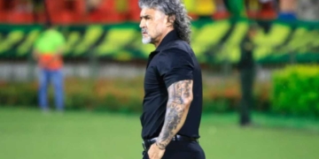 leonel alvarez director tecnico entrenador dt atletico buacaramamga despedido renuncio se va crsis resultados molestia hinchas hinchada eliminado liga betplay dimayor futbol profesional colombiano fpc rueda prensa nacional