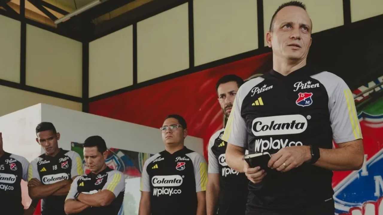 alejandro restrepo deportivo independiente medellin se va director tecnico dt entrenador fuera echado fin de ciclo eliminado liga betplay dimayor futbol profesional colombiano fpc copa libertadores conmebol atanasio girardot final perdida hinchas molestos hinchada plantilla jugadores equipo prfesional directivo directivas