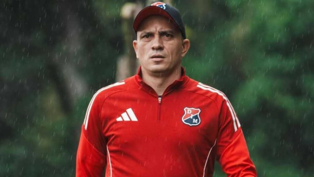 alejandro restrepo deportivo independiente medellin dim salida equipo renuncia anticipada anunciada echaron fuera dt entrenador director tecnico junta directiva federico spada raul giraldo dueno equipo dirigrigentes maximo accionista ossa presidente hinchada molesta furiosa hinchas atanasio girardot futbol profesional colombiano fpc liga betplay dimayor