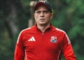 alejandro restrepo deportivo independiente medellin dim salida equipo renuncia anticipada anunciada echaron fuera dt entrenador director tecnico junta directiva federico spada raul giraldo dueno equipo dirigrigentes maximo accionista ossa presidente hinchada molesta furiosa hinchas atanasio girardot futbol profesional colombiano fpc liga betplay dimayor