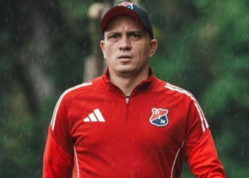 alejandro restrepo deportivo independiente medellin dim salida equipo renuncia anticipada anunciada echaron fuera dt entrenador director tecnico junta directiva federico spada raul giraldo dueno equipo dirigrigentes maximo accionista ossa presidente hinchada molesta furiosa hinchas atanasio girardot futbol profesional colombiano fpc liga betplay dimayor