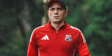 alejandro restrepo deportivo independiente medellin dim salida equipo renuncia anticipada anunciada echaron fuera dt entrenador director tecnico junta directiva federico spada raul giraldo dueno equipo dirigrigentes maximo accionista ossa presidente hinchada molesta furiosa hinchas atanasio girardot futbol profesional colombiano fpc liga betplay dimayor
