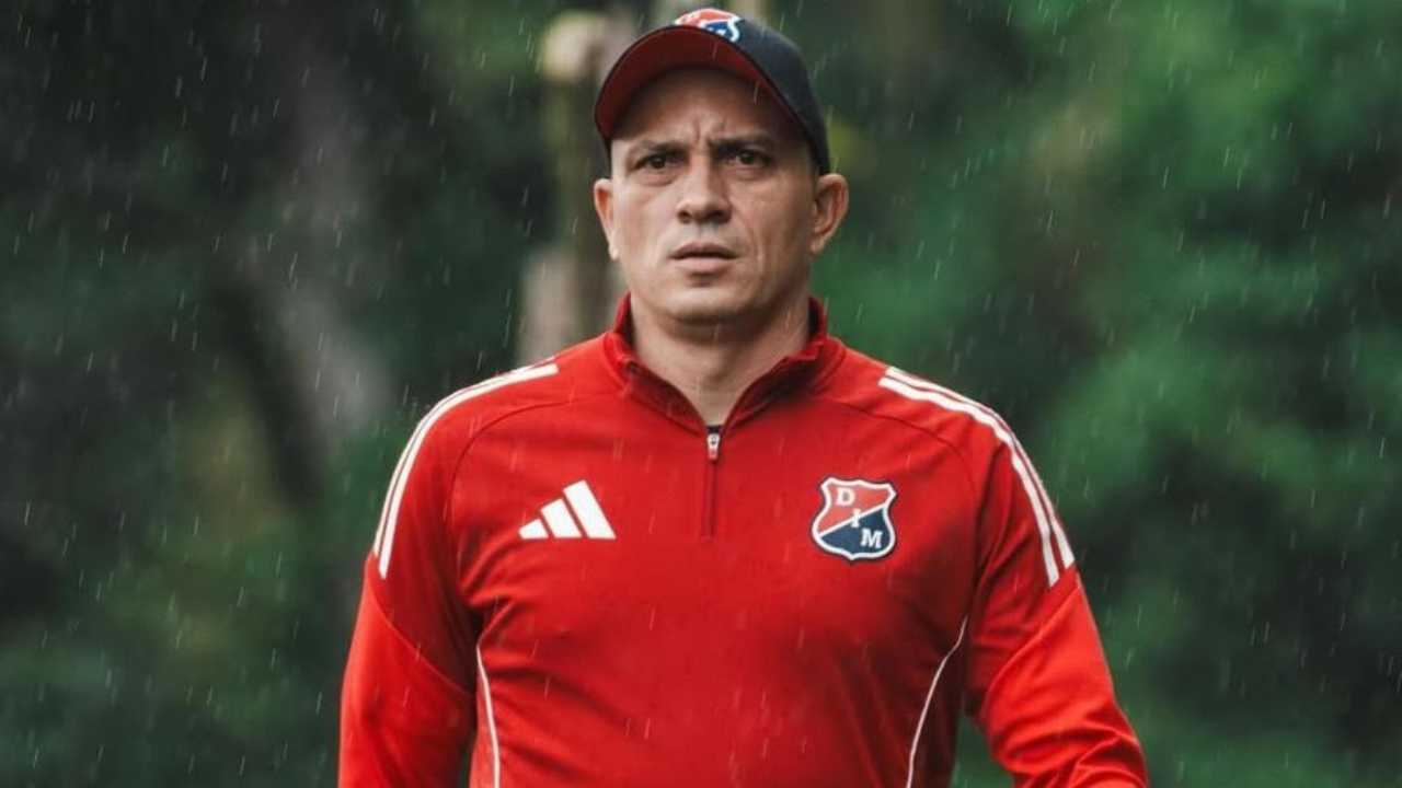 alejandro restrepo deportivo independiente medellin dim salida equipo renuncia anticipada anunciada echaron fuera dt entrenador director tecnico junta directiva federico spada raul giraldo dueno equipo dirigrigentes maximo accionista ossa presidente hinchada molesta furiosa hinchas atanasio girardot futbol profesional colombiano fpc liga betplay dimayor