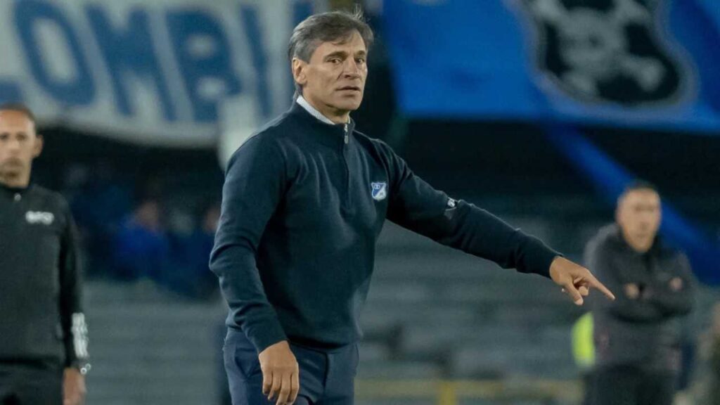 fabian bustos millonarios entrenador dt director tecnico se va renuncia echado sigue junta directiva duenos equipos gustavo serpa presidente enrique camacho futbol profesional colombiano fpc liga betplay dimayor colombia campin bogota triunfo tolima universitario deportes lima peru lo busca campeon