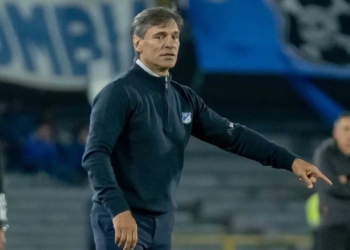 fabian bustos millonarios entrenador dt director tecnico se va renuncia echado sigue junta directiva duenos equipos gustavo serpa presidente enrique camacho futbol profesional colombiano fpc liga betplay dimayor colombia campin bogota triunfo tolima universitario deportes lima peru lo busca campeon