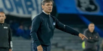 fabian bustos millonarios entrenador dt director tecnico se va renuncia echado sigue junta directiva duenos equipos gustavo serpa presidente enrique camacho futbol profesional colombiano fpc liga betplay dimayor colombia campin bogota triunfo tolima universitario deportes lima peru lo busca campeon