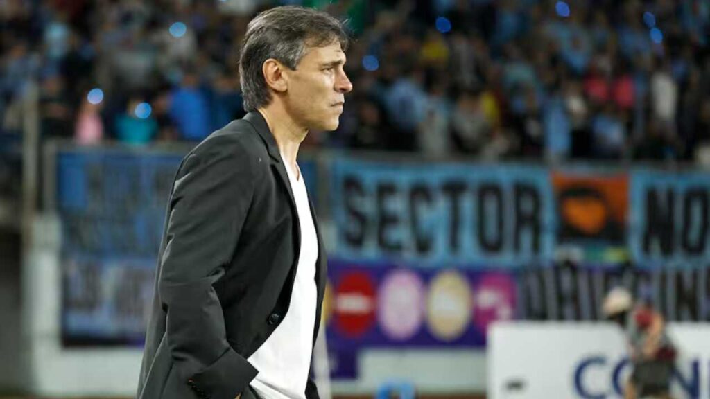 millonarios fabian bustos entrenador director tecnico dt sale se queda fuera renuncia lo buscan universitrio lima peru contratacion contratados refuerzos presidente enrique camacho dirigentes grupo clasificados 8 colombia futbol profesional colombiano fpc liga betplay dimayor bogota campin