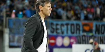 millonarios fabian bustos entrenador director tecnico dt sale se queda fuera renuncia lo buscan universitrio lima peru contratacion contratados refuerzos presidente enrique camacho dirigentes grupo clasificados 8 colombia futbol profesional colombiano fpc liga betplay dimayor bogota campin