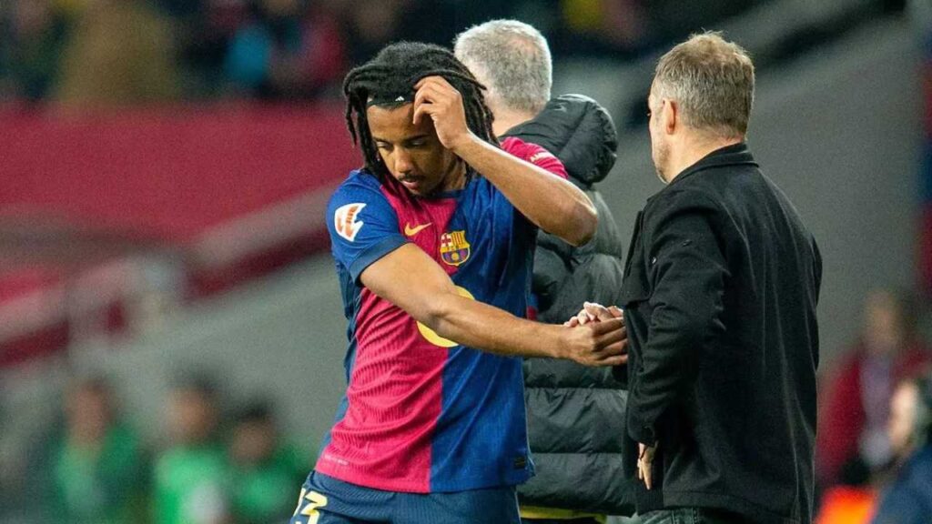 futbol club barcelona fichajes lateral derecho salida frances jules kounde hansi flick entrenador deco predidente joan laporta mercado verano transferencias pases refuerzos bolsa jugadores andrei rațiu julian ryerson futbol espanol espana catalan catalunya