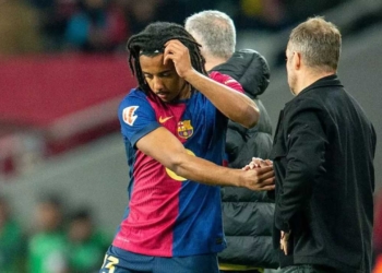 futbol club barcelona fichajes lateral derecho salida frances jules kounde hansi flick entrenador deco predidente joan laporta mercado verano transferencias pases refuerzos bolsa jugadores andrei rațiu julian ryerson futbol espanol espana catalan catalunya