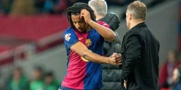 futbol club barcelona fichajes lateral derecho salida frances jules kounde hansi flick entrenador deco predidente joan laporta mercado verano transferencias pases refuerzos bolsa jugadores andrei rațiu julian ryerson futbol espanol espana catalan catalunya