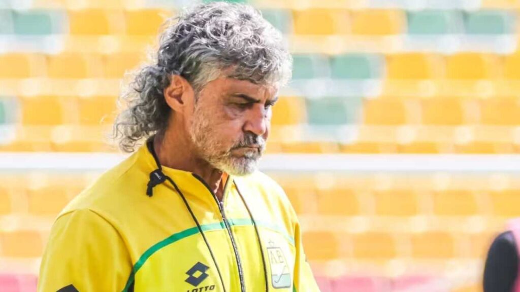 atletico bucaramanga leonel alvarez dt entrenador director tecnico salida echado renuncia plata fuera nuevo directivos dirigentes oscar presidente junta duenos maximo aciconista plantilla jugadores crisis futbol profesional colombiano fpc liga betplay dimayor alberto gamero pablo peirano polilla da silva