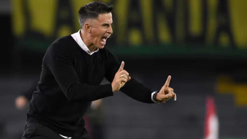 atletico bucaramanga pablo peirano nuevo director tecnico dt entrenador se fue leonel alvarez lo ehcaron eliminado los 8 liga betplay dimayor futbol profesional colombiano fpc regresa independiente santafe final campeon calendario clausula presidente equipo duenos junta directivos dirigentes maximo accionista