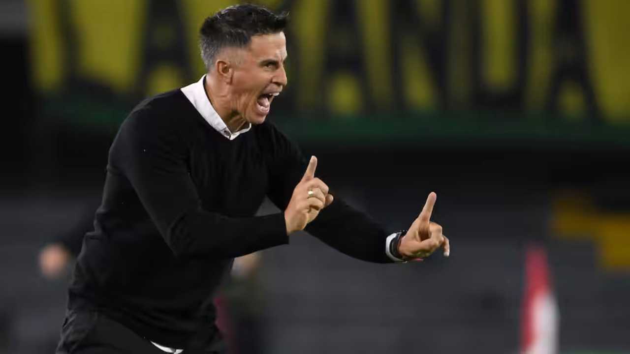 atletico bucaramanga pablo peirano nuevo director tecnico dt entrenador se fue leonel alvarez lo ehcaron eliminado los 8 liga betplay dimayor futbol profesional colombiano fpc regresa independiente santafe final campeon calendario clausula presidente equipo duenos junta directivos dirigentes maximo accionista