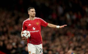 jose mourinho refuerzos fichajes real madrid florentino parez mercado ventana verano europa trent alexander arnold dani carvajal diogo dalot manchester united premier league