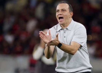 alejandro restrepo nuevo entrenador dt junior barranquilla reemplazo alfredo arias familia char duenos equipos fuad fracaso copa libertadores figura plantilla contrataciones refuerzos fichajes futbol profesional colombiano fpc liga betplay dimayor metropolitano