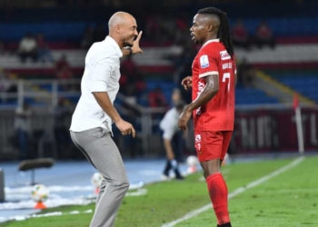america david gonzalez entrenador dt director tecnico se va fuera renuncia echado no sigue junta directiva presidenta familia gomez dueno equipo tulio maximo accionista hinchada molesta criticas goleada santafe campin bogota liga betplay dimayor futbol profesional colombiano fpc colombia